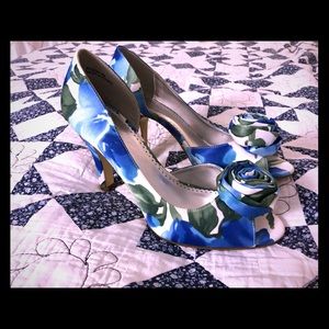 Adorable blue/white peep toe heels - NEVER WORN!